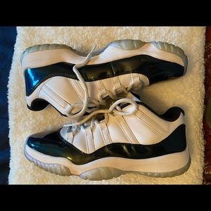 AIR JORDAN 11 RETRO LOW WHITE BLACK EMERALD